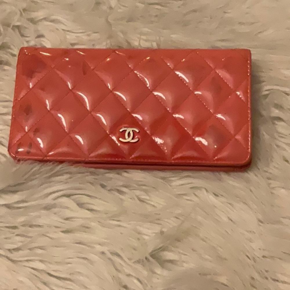 🍃🌺 Chanel pink b-fold matrasse patent leather silver metal wallet.  🍃🌺